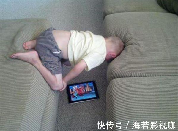 |搞笑外国人:男孩女孩食物盲盒挑战游戏,你觉得谁胜利了呢?