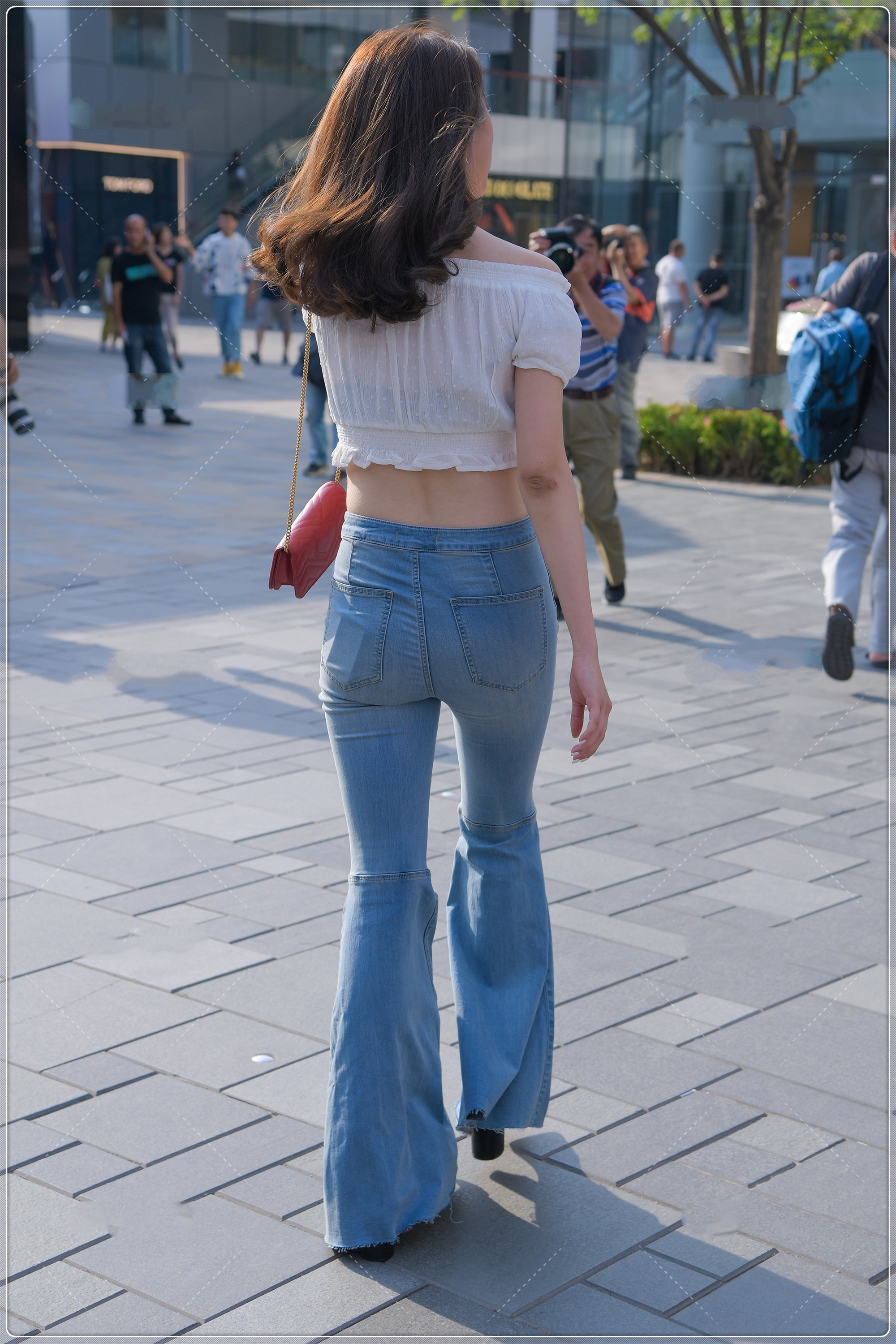 独特|一字肩露脐装搭配牛仔喇叭裤,版型独特,时尚范十足