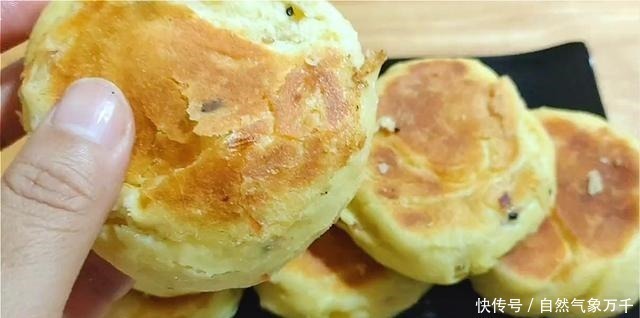 面团|玉米面饼这样做,加多一种材料,口感丰富,吃着蓬松柔软,真香