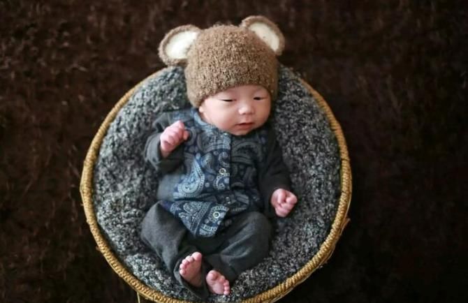 衣服|“满月照”成圈套,越来越多的父母往里跳,娃不哭闹却受罪