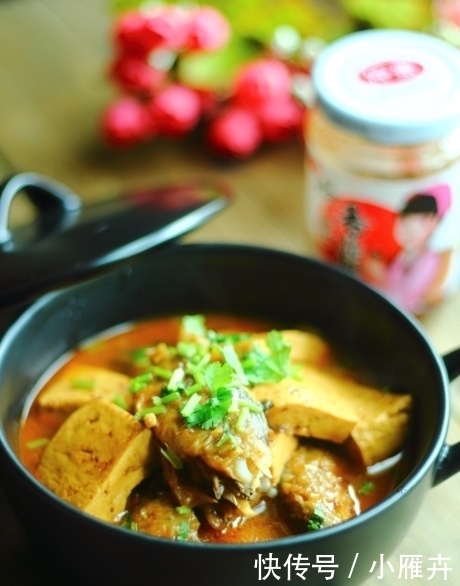 天冷了给家人炖一锅小黄鱼炖豆腐，鱼肉鲜嫩，风味独特，常吃补钙