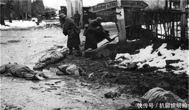 美军|二战老照片:德军从美军尸体上扒靴子,炮火下小红军成唯一幸存者