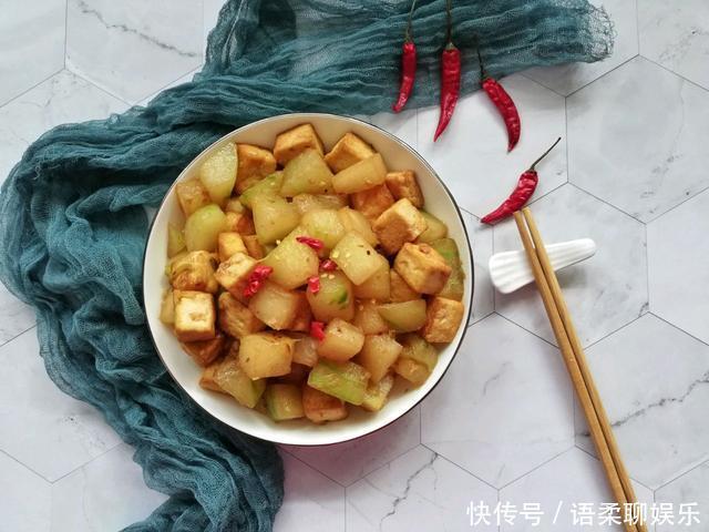 锅中|入秋后多吃冬瓜,和豆腐简单烧一烧,鲜香入味还下饭
