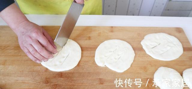 配方|我家祖传三代做油饼配方，好吃又松软，放半个月都不硬，太香了