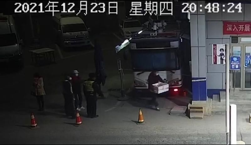 进京检查站|壹现场丨民警深夜值守进京检查站过路司机送来满箱暖宝宝