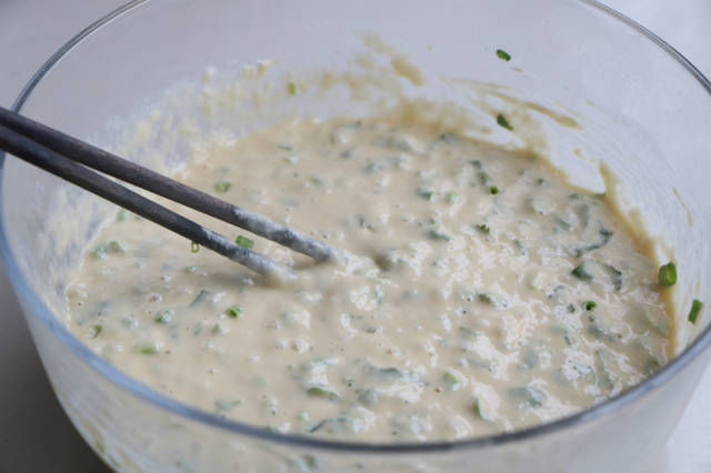 早餐别吃油条了,教你懒人吃法,手不碰面,一挤就出锅,又软又香