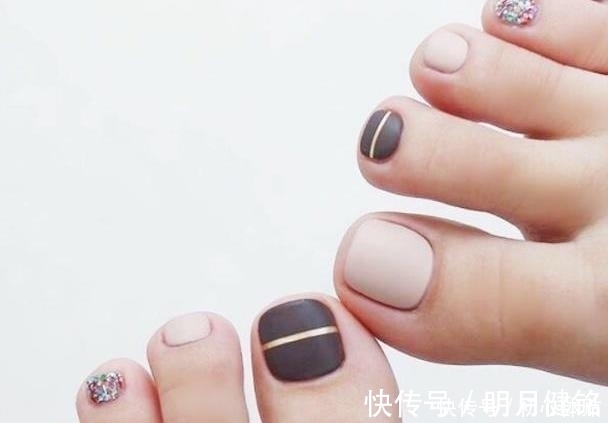 女孩们|时髦女孩喜欢的高级精致款脚甲,简直不要太美,指尖超惹人心动