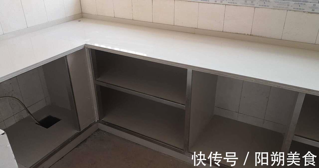 水泥|越来越多人不装橱柜，用水泥直接砌筑，看似实用，聪明反被聪明误