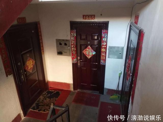 地台|对门邻居不仅把鞋柜放楼道,还砌了2公分地台,当都是自个家呢