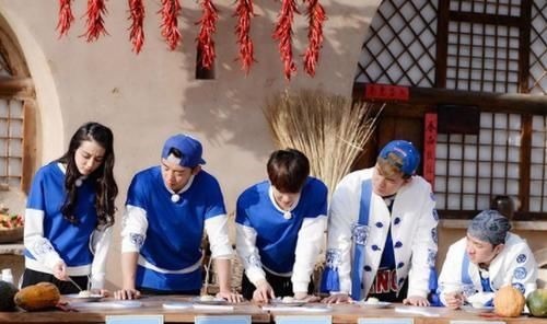 有种“团结”叫跑男成员都穿牛仔裤，就不告诉吉克隽逸，就是玩儿