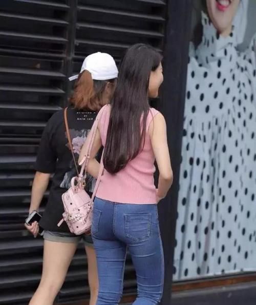  街拍，粉色的针织背心搭配牛仔裤，简约大方