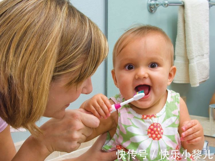 儿童百科全书|孩子7岁之前，刷牙应该由父母帮忙？儿科学会的建议，家长该看看