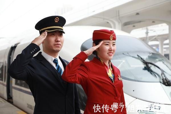 付圆圆&小小站台上,这个军人和4岁双胞胎女儿团聚了35分钟!