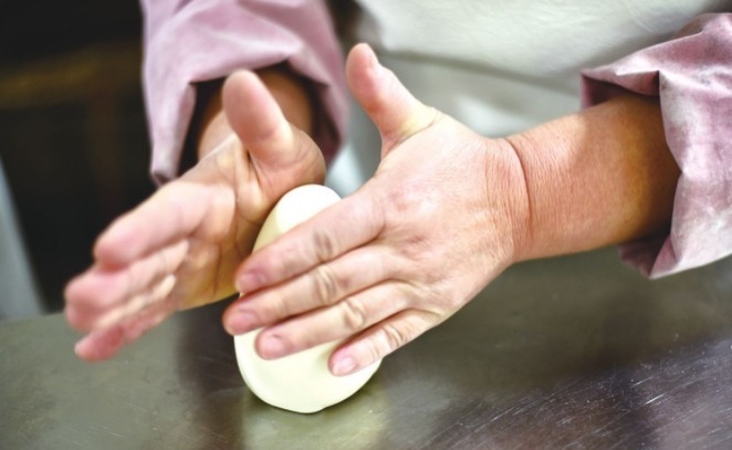 蒸馒头和包子，切记要“三次醒发”，不然出锅后死皮、塌陷还难吃