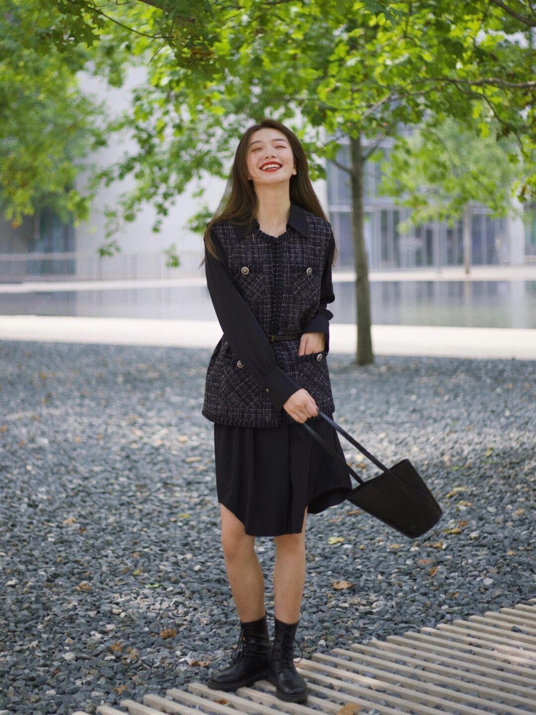 时尚感|秋季怎么穿出时尚感?西装搭配直筒裤干练利落,保暖又舒适