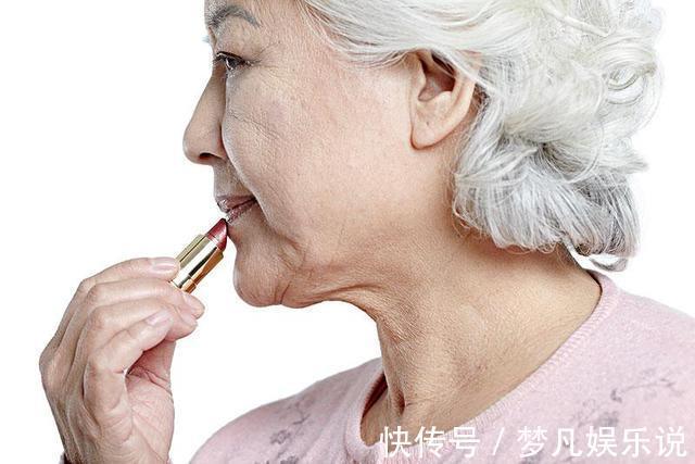 唇釉|爱化妆的中老年人：记住4个化妆妙招，在外面玩一天妆都不花