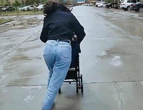 宝妈|小姨带娃的路子有多野看完这几张图，网友这届小姨跟宝宝有仇