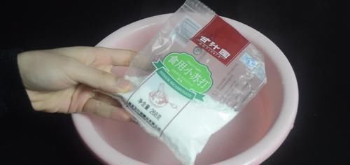 在梳子上涂抹牙膏，作用真厉害，我也是刚知道，快回家试一试