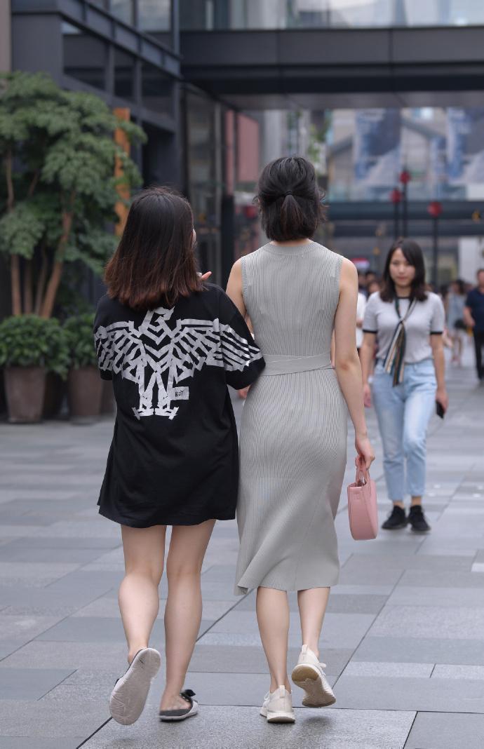 裙子再好看,也要选择适合的鞋子来搭配吧