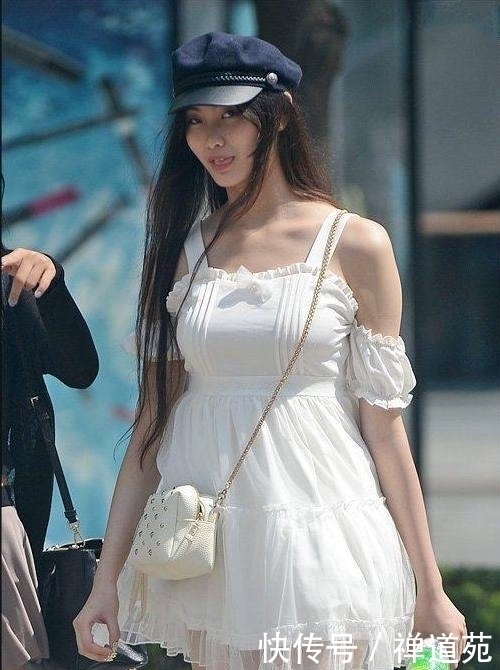 街拍:丽质时尚的妹子,美丽性感,凸显出优雅的身姿!