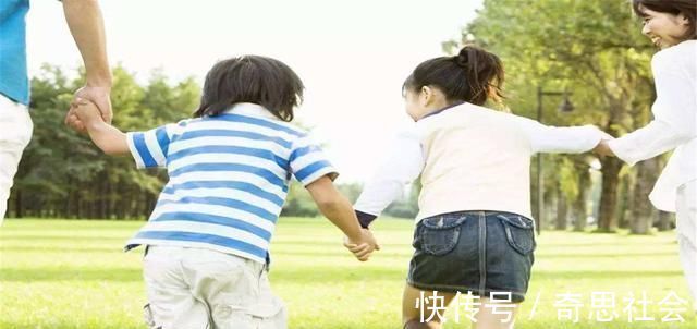 家庭|多子家庭中,哪个孩子会最孝顺父母应该牢记孝顺和出生顺序无关