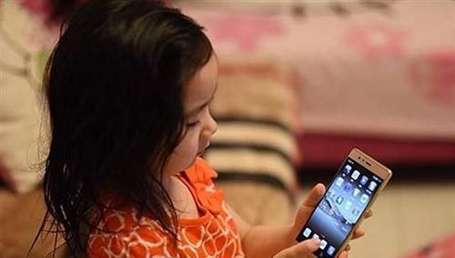 格局|孩子乱发表情包到家长群,两位宝妈不同的道歉方式,影响孩子格局