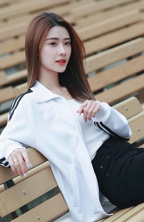 背心|白色的背心外搭白色外套，吸睛又时尚，整体的造型休闲又青春减龄