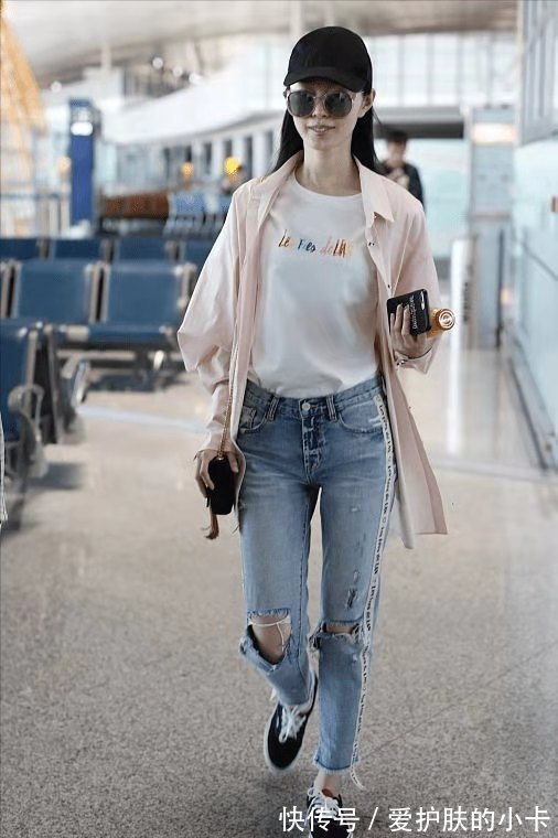 粉色|宋轶真懂穿,粉色衬衫减龄够少女,破洞裤秀冷白皮太优越