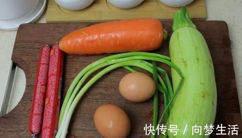 梅姐|西葫芦别炒着吃了，试试这样做，清淡营养，我家孩子一口气吃5个