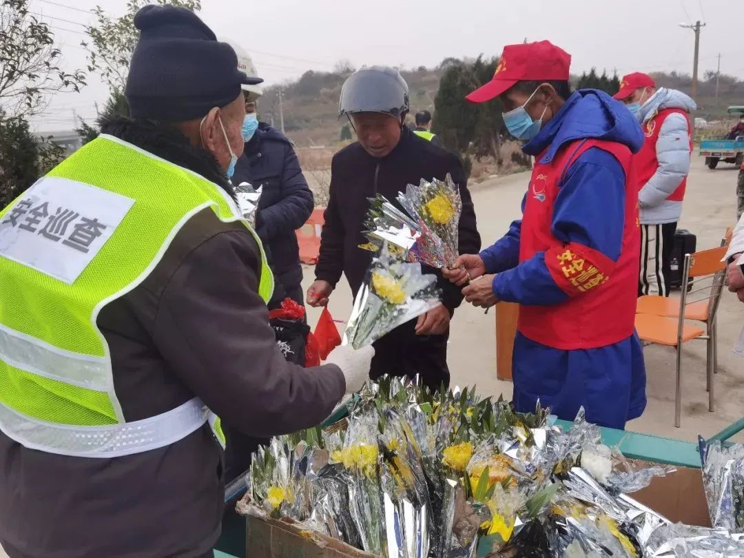 志愿者们|这抹“志愿红”，让岱山这个春节更暖！