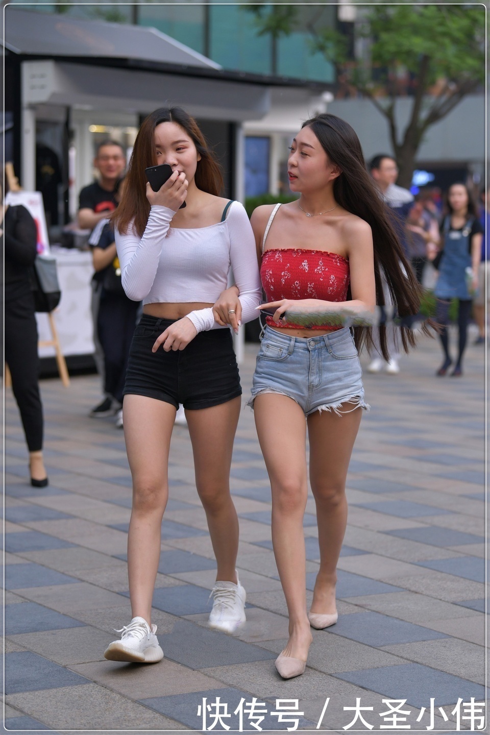 白色|美女街拍白色的莫代尔上衣黑色的修身短裤,简单时尚,清新自然