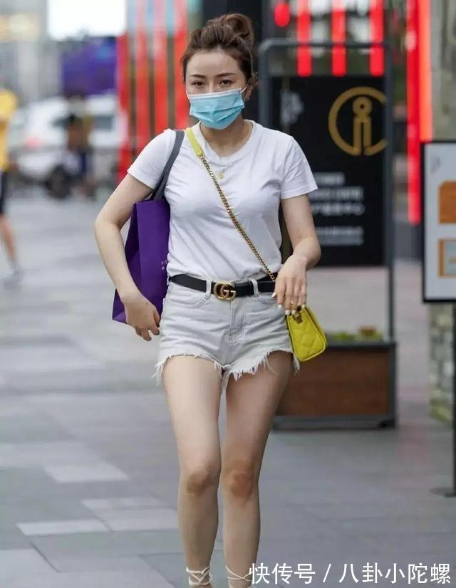 紧身|白T恤配高腰短裤,大气端庄,时尚优雅