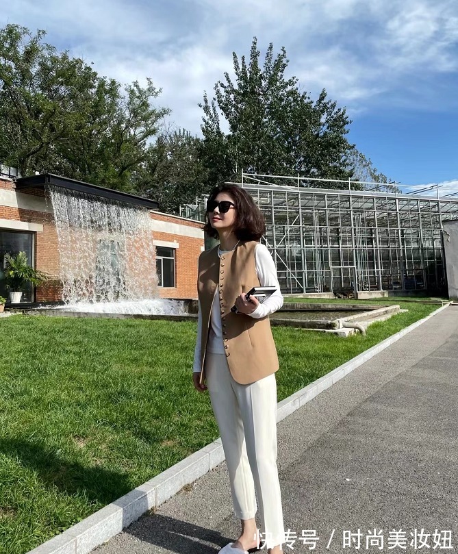 裤子|“白裤子”才是万能的搭配神器,9个造型告诉你答案,高级洋气