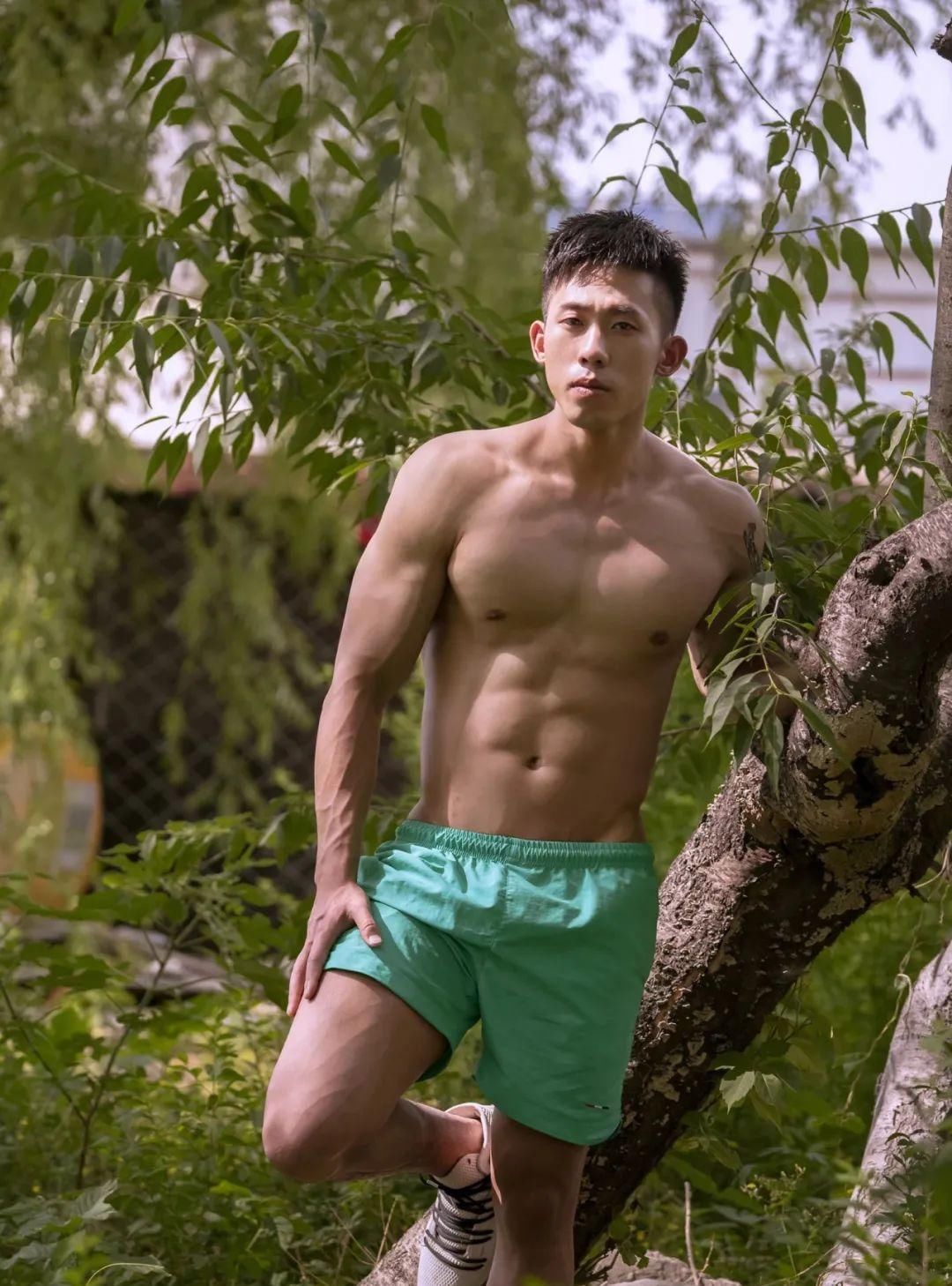 腹肌|型男医生的鲨鱼线六块腹肌引发舔屏,网友看后直呼我可以