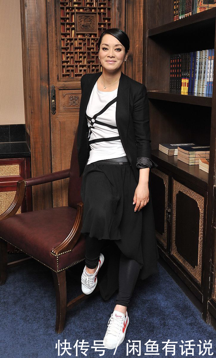 紧身|毛阿敏越老越洋气,唐装配健美裤秀身材曲线,58岁还有“少女腿”