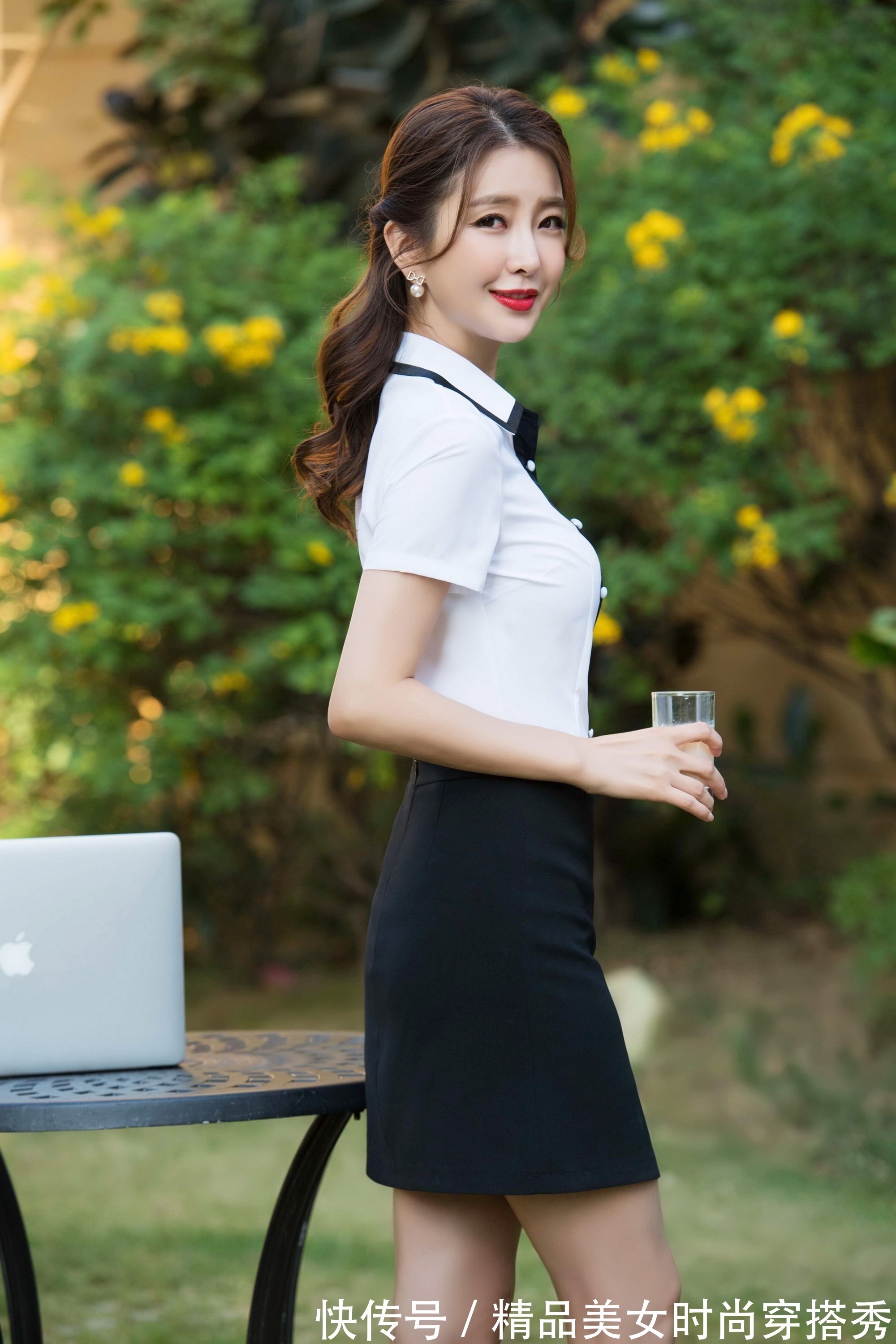 衬衫 白色衬衫搭配黑色短裙,干练柔美,尽显优雅气质