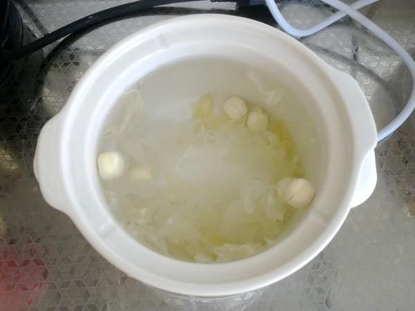 葡萄干|三种食材一起炖,睡前喝一碗,胜过“安眠药”,倒头就是一整夜