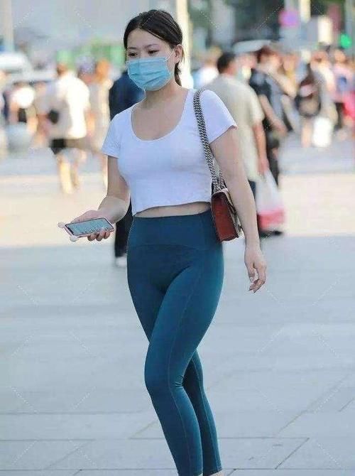 蕾丝 金色链条包包搭配黑色高跟鞋,显得整个人清新脱俗,又有点小心机