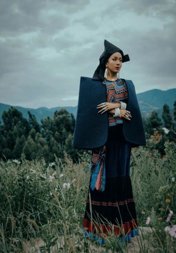 吉克隽逸|吉克隽逸穿阿都服饰好绝,彝族传统造型端庄优雅,彰显民族特色