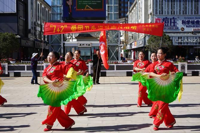 陆良老年人让爱国卫生运动“舞”起来