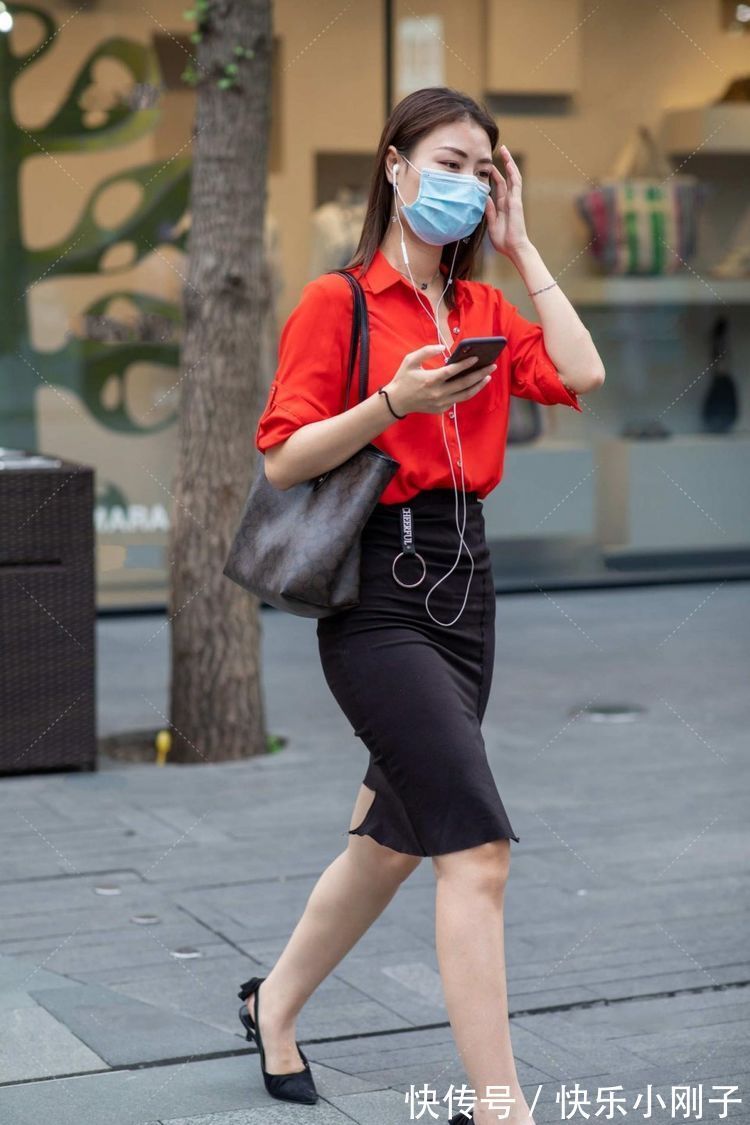 街拍 红色的服饰行走在人流中,总能引起一波回头率,这就是红色的时尚