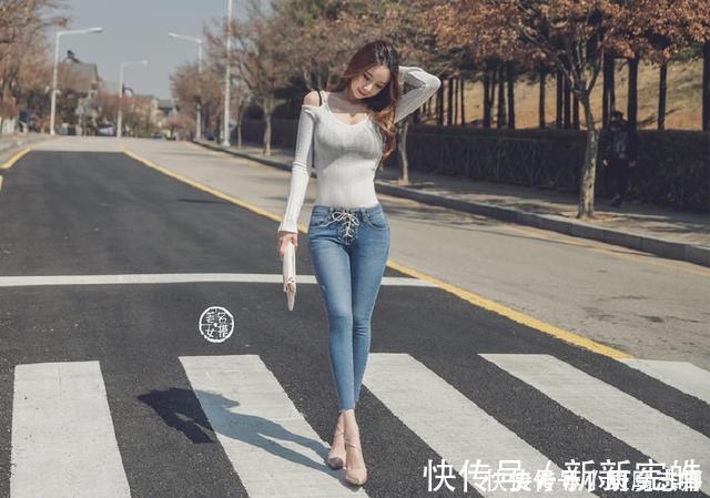 吊带|小姐姐紧身牛仔裤，随意搭配浅色吊带，散发青春活泼的女神魅力