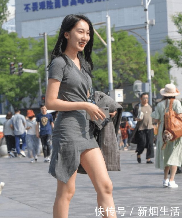 小姐姐|街拍美女,能把裙摆熨一下再出门吗