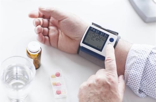 服用降压药|总说血压高,医生忠告:只要没超过标准值就不算高,不用担心