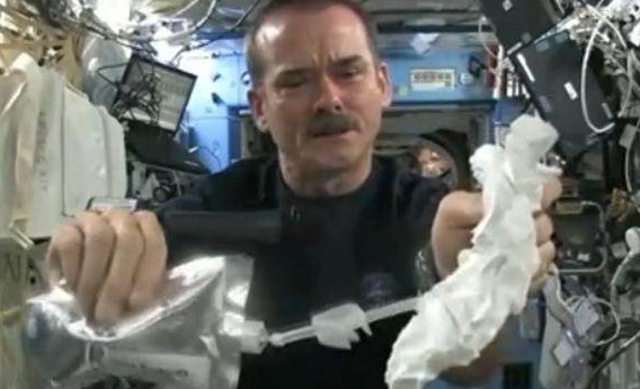 太空 男子在太空上拧毛巾，接下来一幕，让人直呼不可思议！