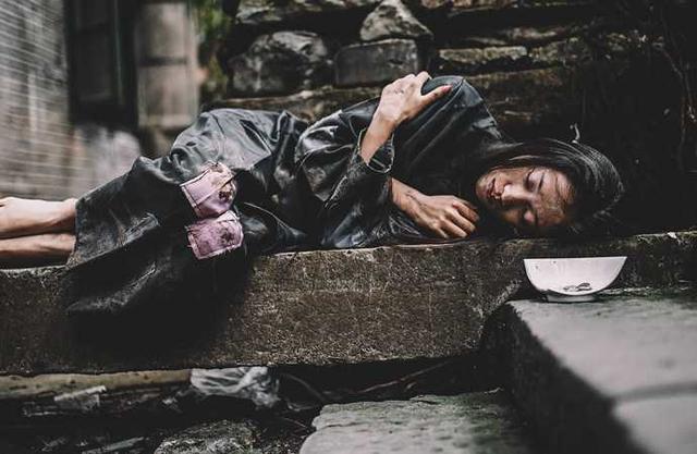 丐帮帮$有一种背大筐的乞丐,他们以贩卖乌龟肉为生,其实背后干这种坏事