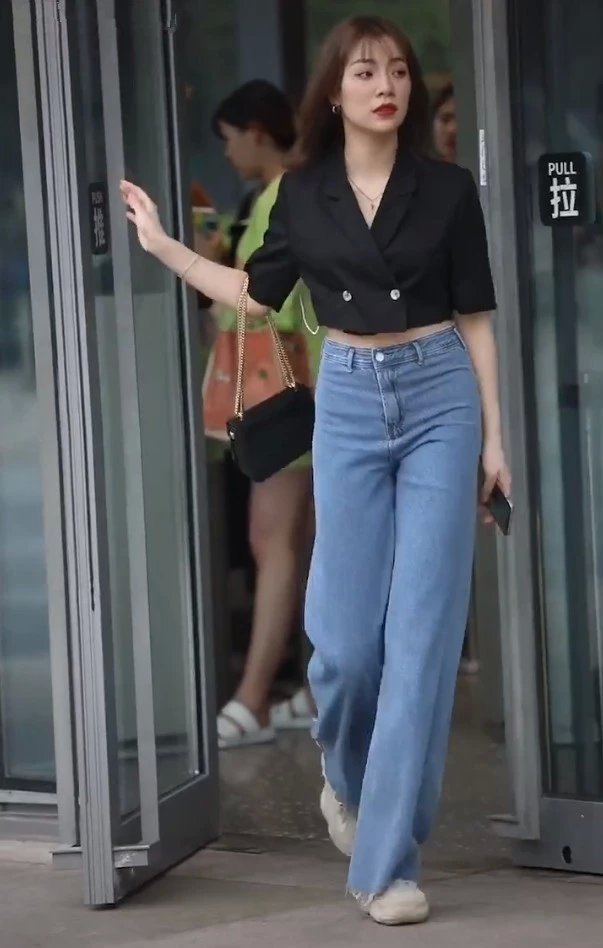 老爹|小姐姐因穿一条“大喇叭裤”,一出门被街拍,配老爹鞋都气质爆棚
