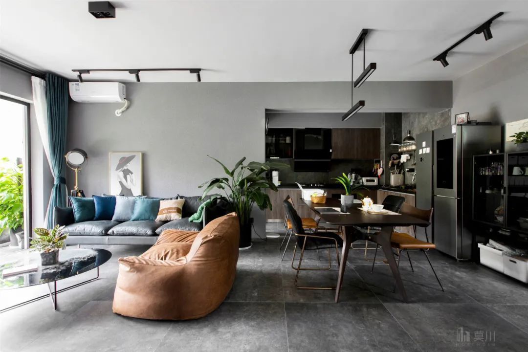 绿植|99㎡现代工业风，85后女神的家，满屋高级灰，绿植清新点缀