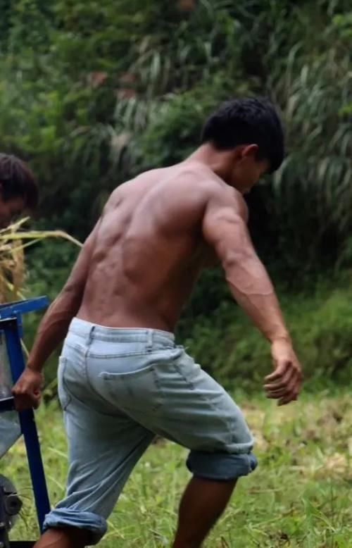农村|这位从农村里走出来的肌肉男，到底什么水平？