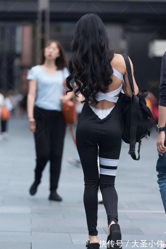 运动套装|美女街拍:纯黑色连体修身运动套装,融入白条纹元素,简约时尚